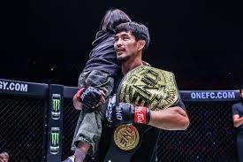 马格德堡球员庆祝进球，不幸跌入2.7米深的沟中但安全逃出